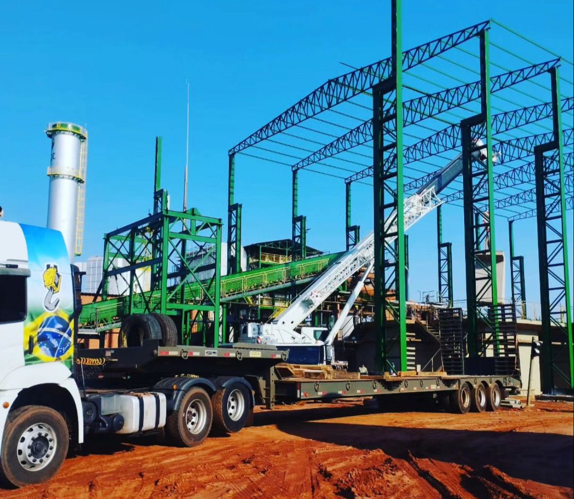 Transporte pesado com prancha para remoção industrial no MS